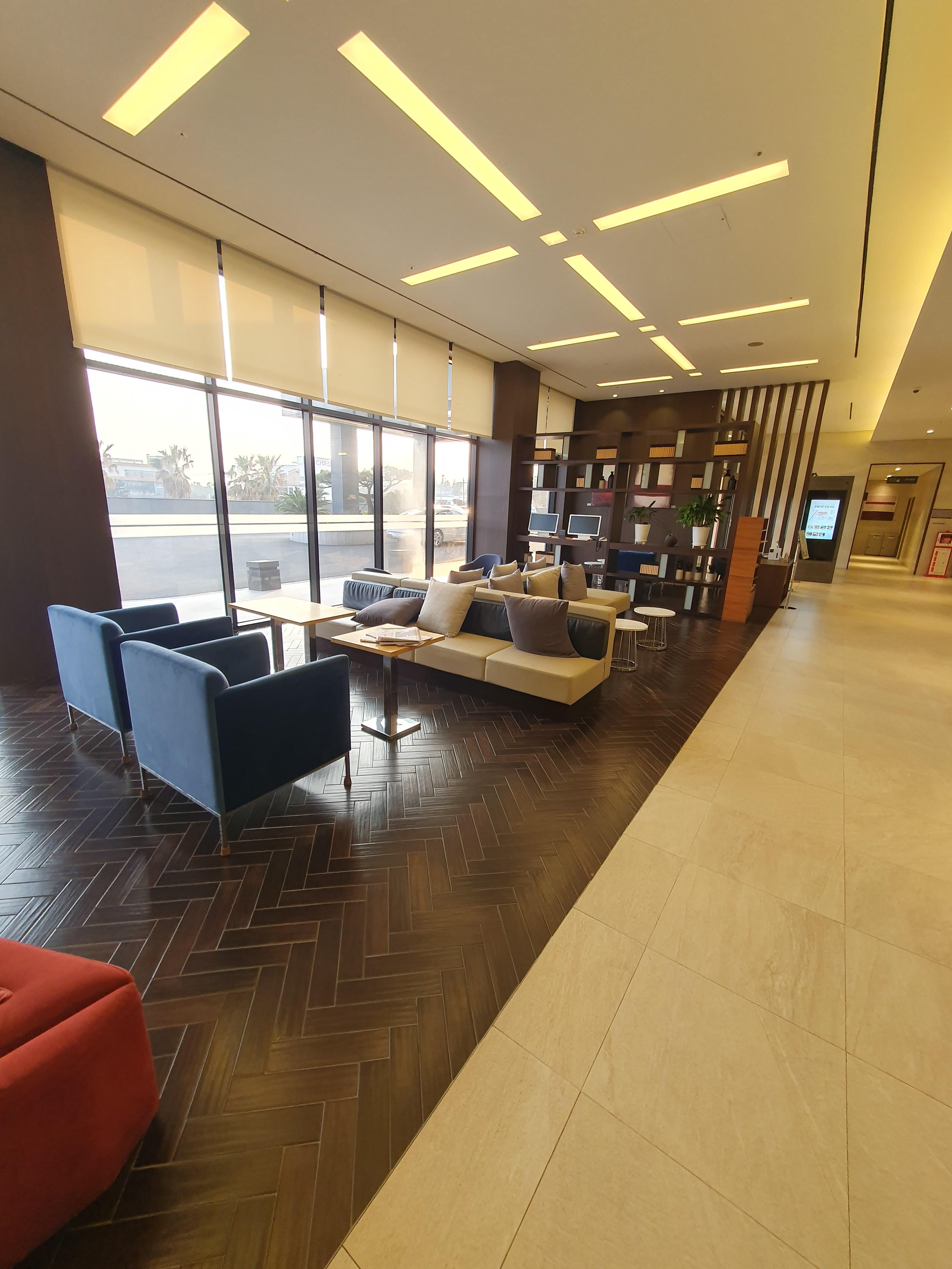 제주 호텔 더본 프론트 휴게공간