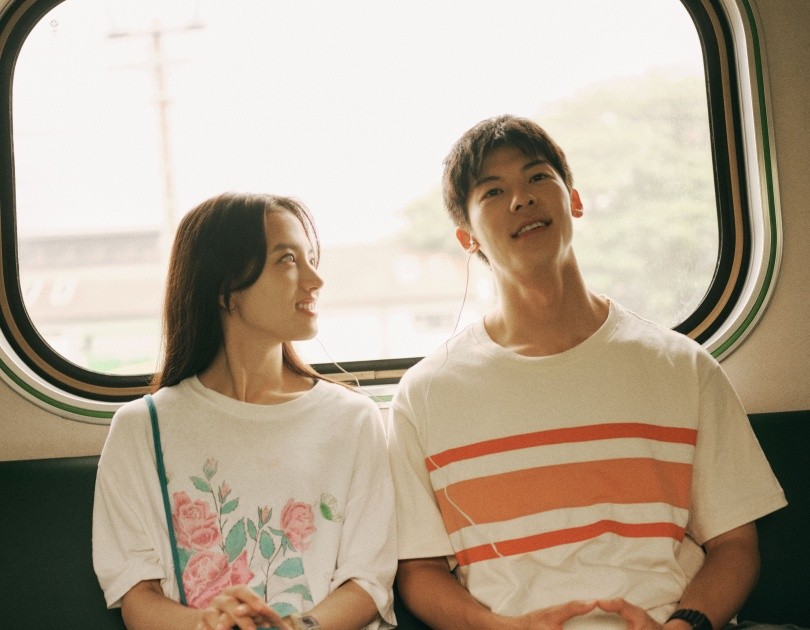 청춘 18x2 너에게로 이어지는 길 영화의 한장면 낮 지하철에서 남녀 주인공이 이어폰을 한쪽씩 나눠끼고 음악을 감상하고 있다. 낭만적인 장면 연출