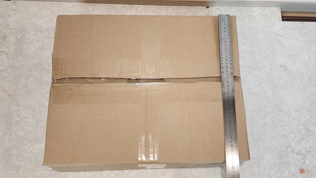 택배예약할-상자-크기를-자로재는-사진