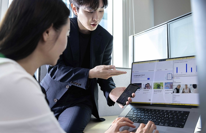 SKT 모델들이 SKT AI Survey 홈페이지에서 다양한 설문 정보를 살펴보고 있다