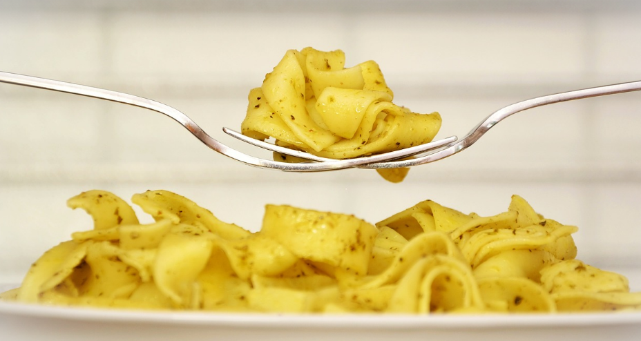 2개의 포크위에 올려진 파스타