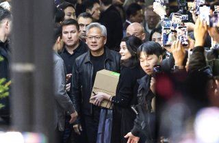 젠슨 황 시구 두산그룹 주가 두산로보틱스 상한가