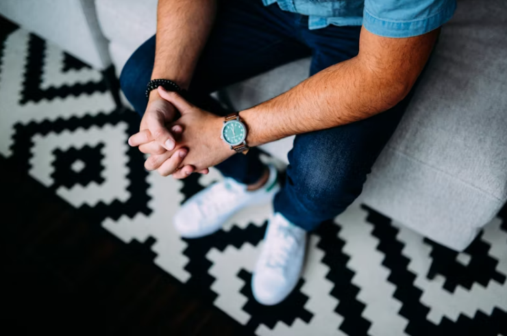 손 저림으로 손을 맞잡고 있는 남성의 모습