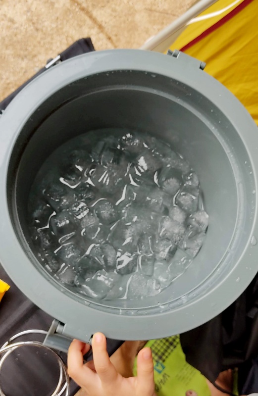 2주동안 계속 얼음을 만들어 워터져그에 넣어 가지고 갔던 지난 여름 캠핑