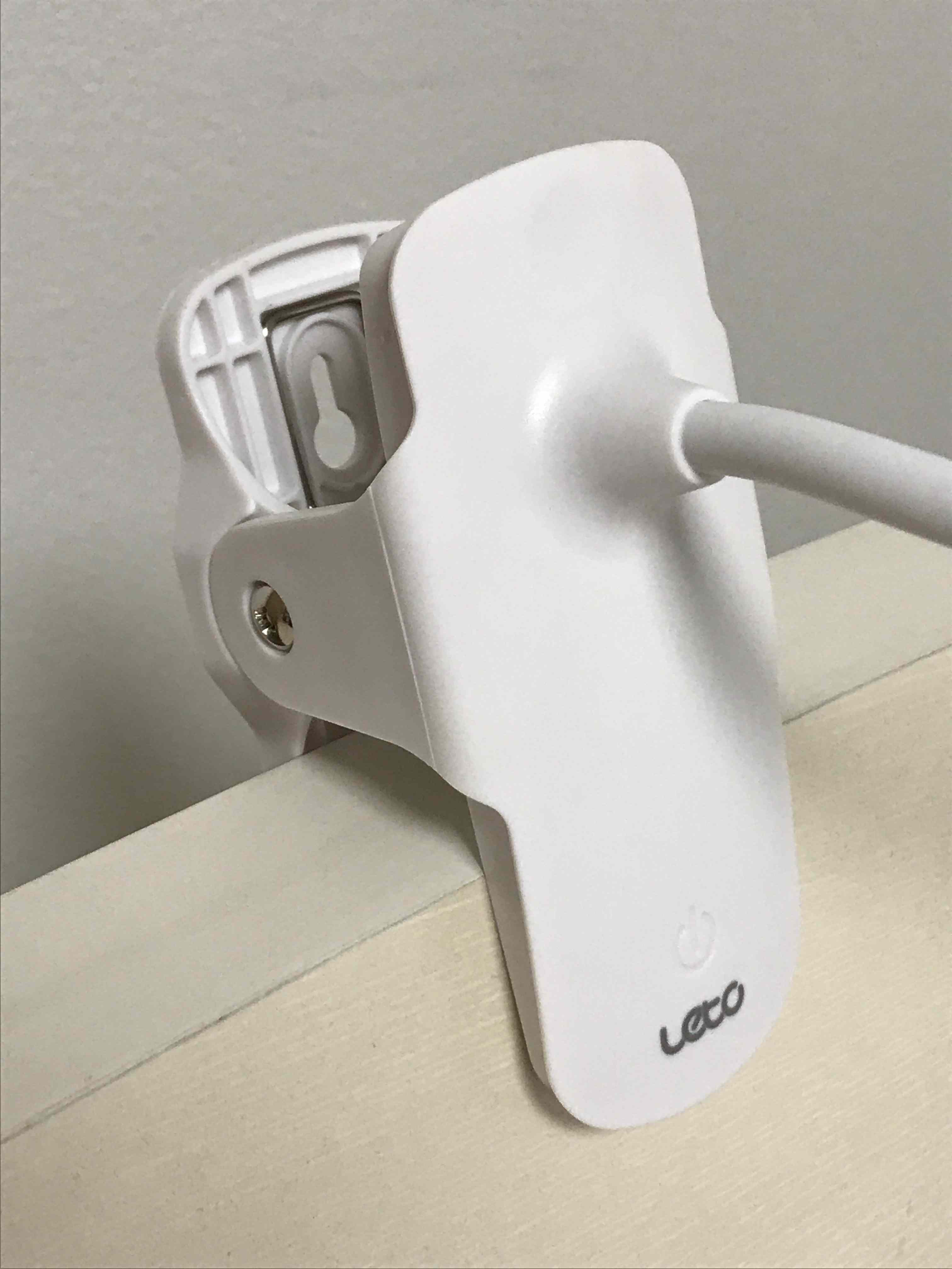 침대 헤드에 독서등을 집은 모습