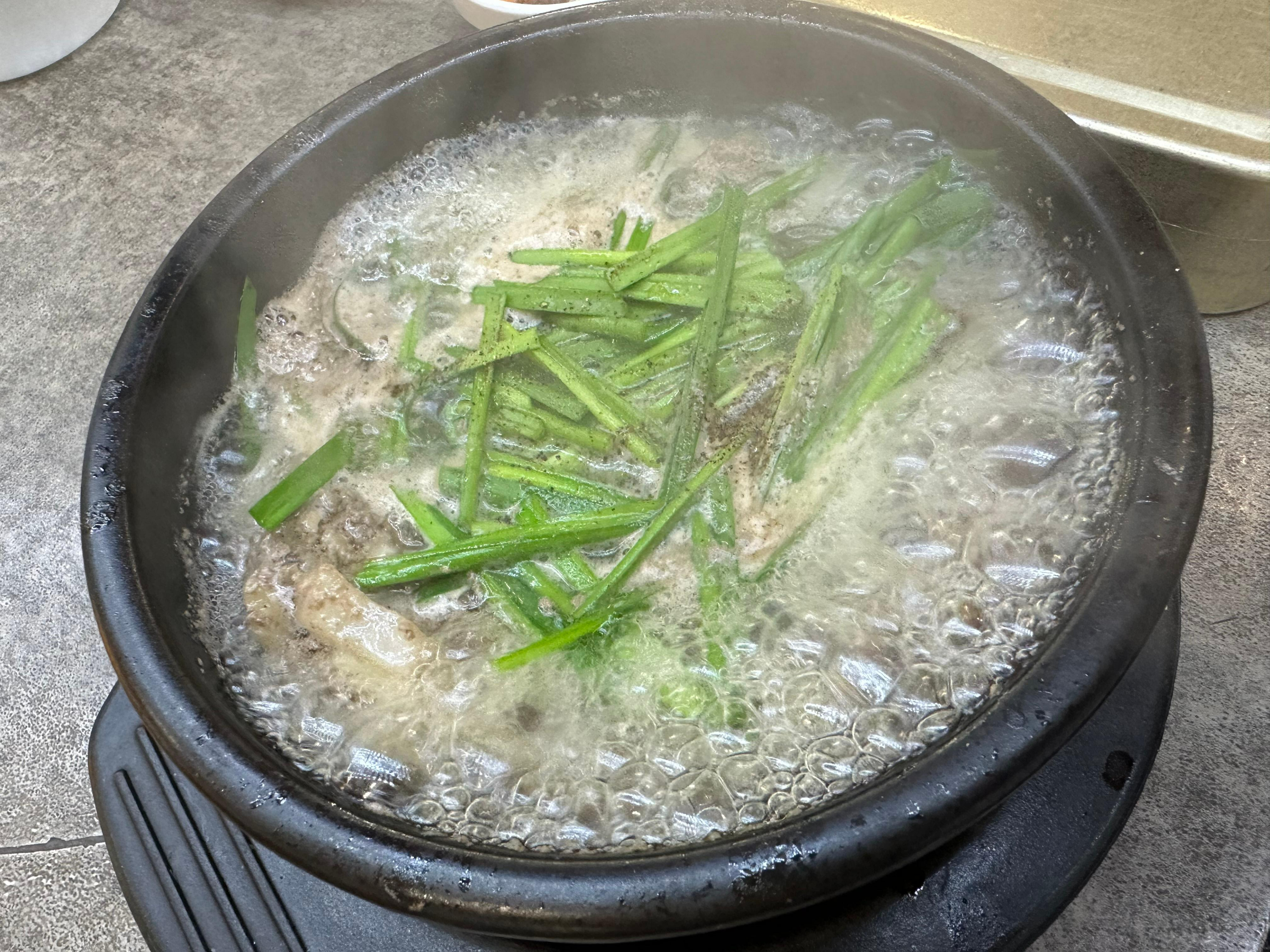 뚝닭 or 뚝불 뭐먹지?(서울 용산 삼각지 맛집 솔뫼, 점심 한식 밥집 맛집, 뚝배기 닭볶음탕, 뚝배기 불고기, 반찬 푸짐, 떡볶이 반찬, 도시락밥, 계란후라이 서비스, 저녁엔 전집, 완전 추천, 닭도리탕)