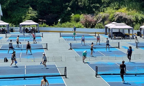 울먼 링크에서 피클볼을 지키는 뉴요커들