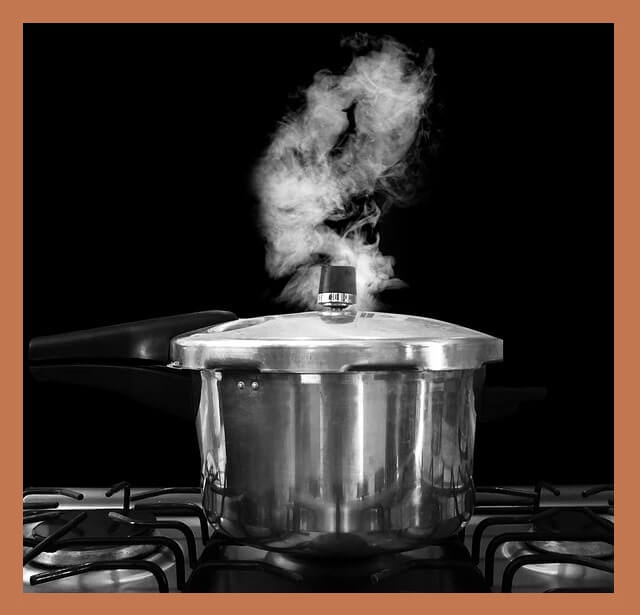 김이-뿜어나오는-압력밥솥