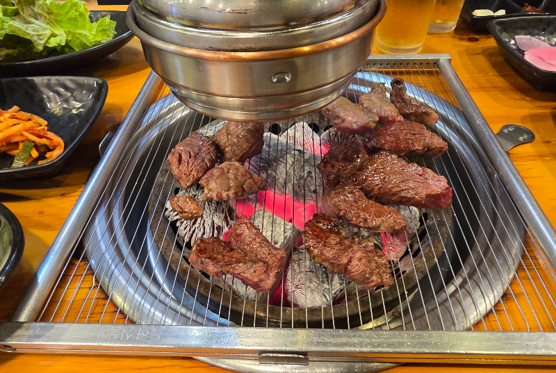 비프리아 식당, 소고기가 구워지고 있다.