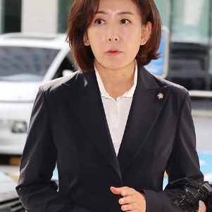 나경원 의원 기자들 앞에서 서있는 모습
