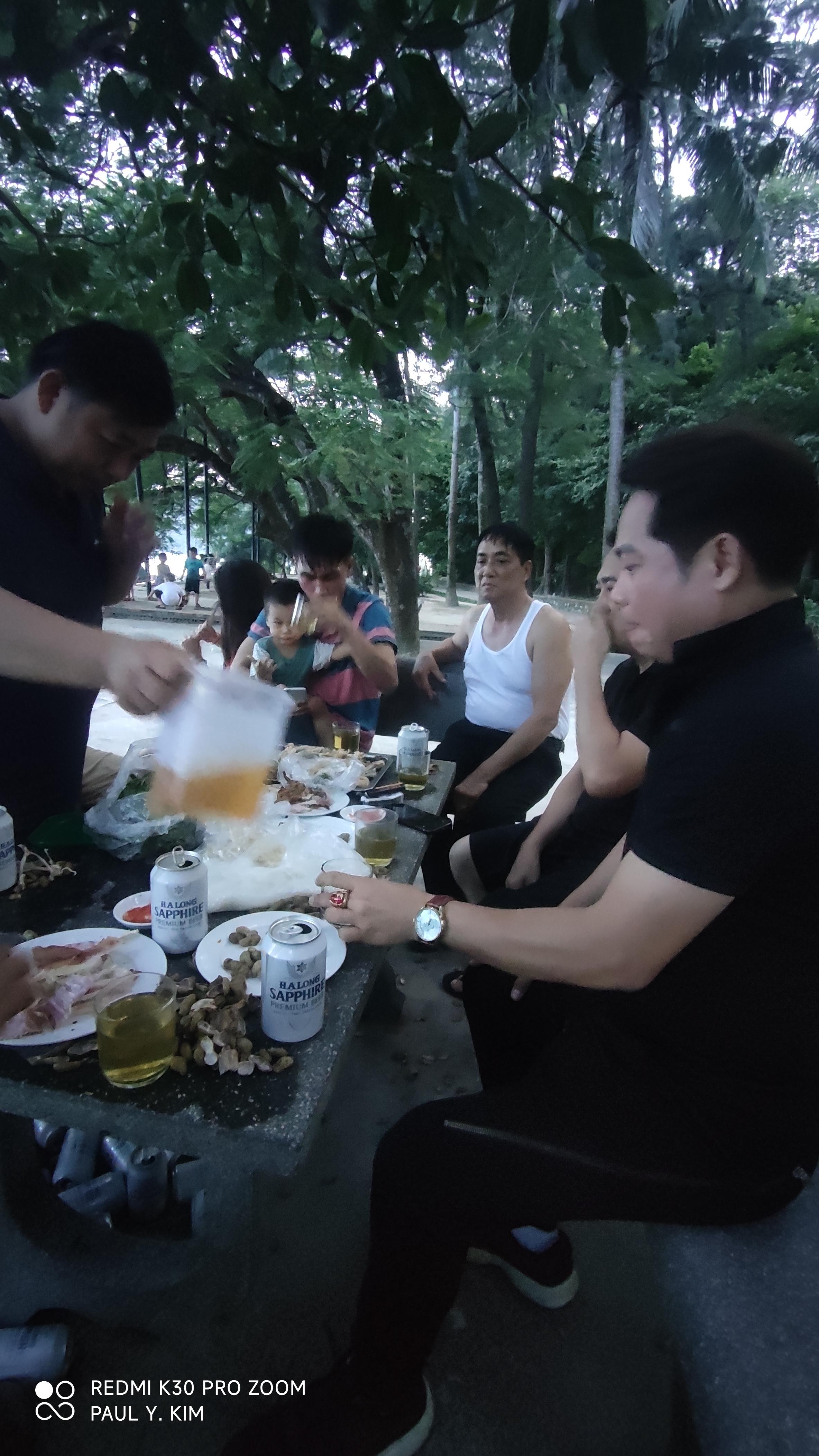 섬 내에 상주하는 보건소 직원들의 가족초대 파티에서 음주