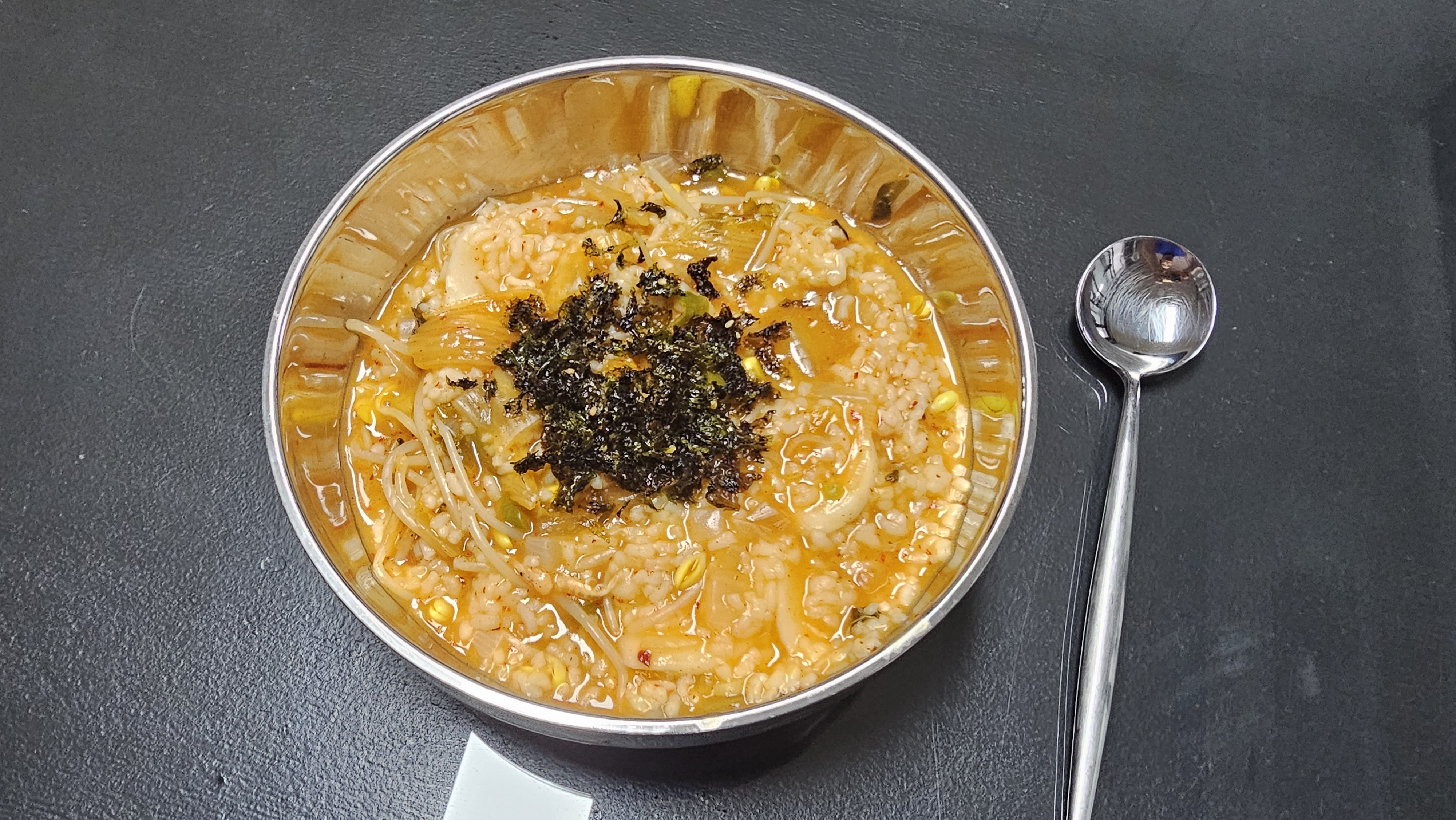 완성된 김치 콩나물죽 한그릇