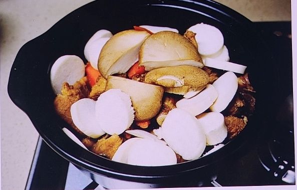 돼지갈비 위에 올린 새송이버섯