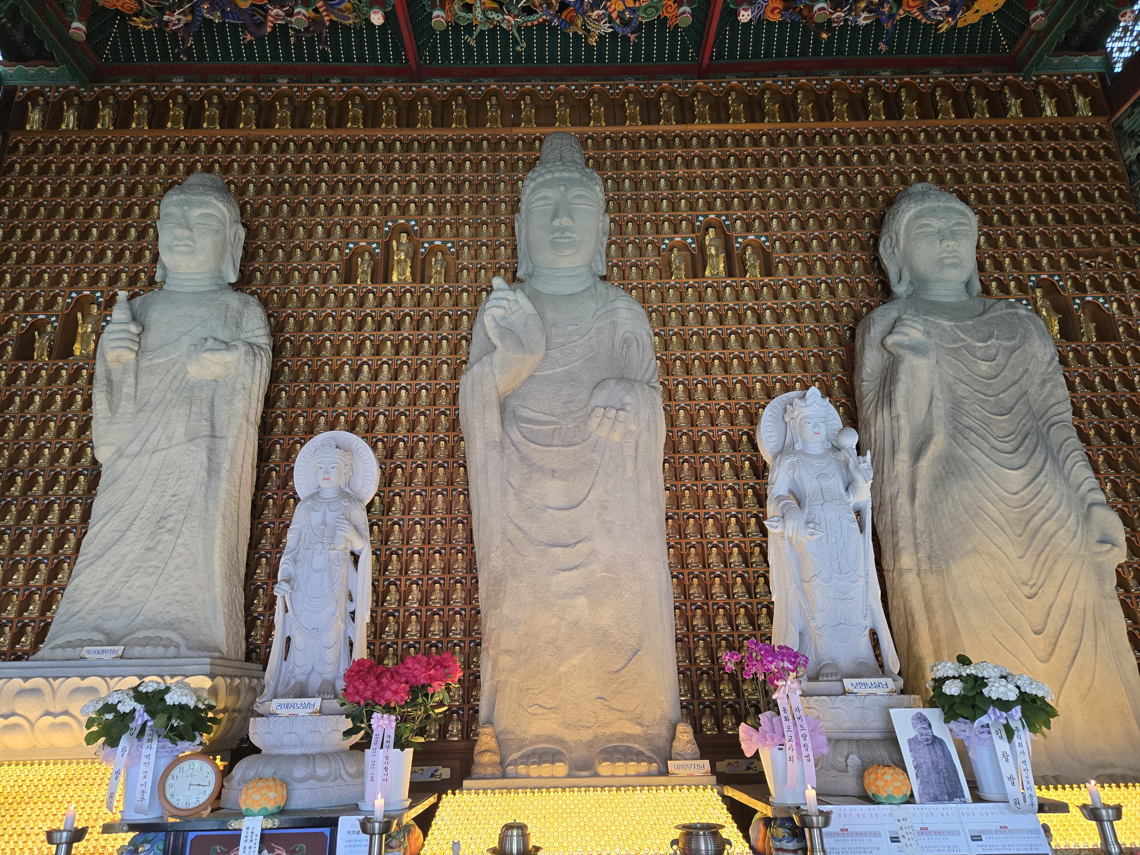 충청북도 청주시 흥덕구,천년고찰 용화사 용화보전,삼불전의, 약사여래부처님. 미륵부처님,석가모니부처님.모습(좌측부터)