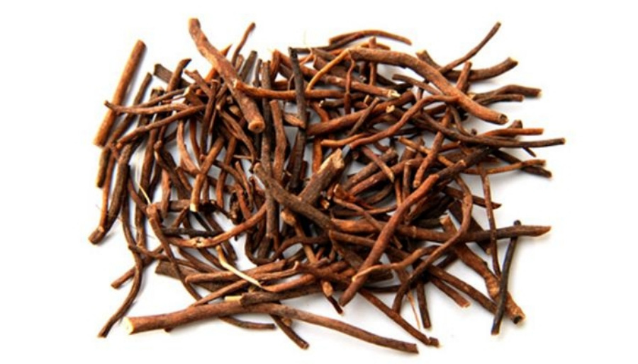 야생에서 채취를 한 위령선을 깨끗하게 세척하고 건조시킨 것을 엄지손가락 길이로 잘라서 하얀 바닥 위에 수북하게 놓아두고 찍은 사진