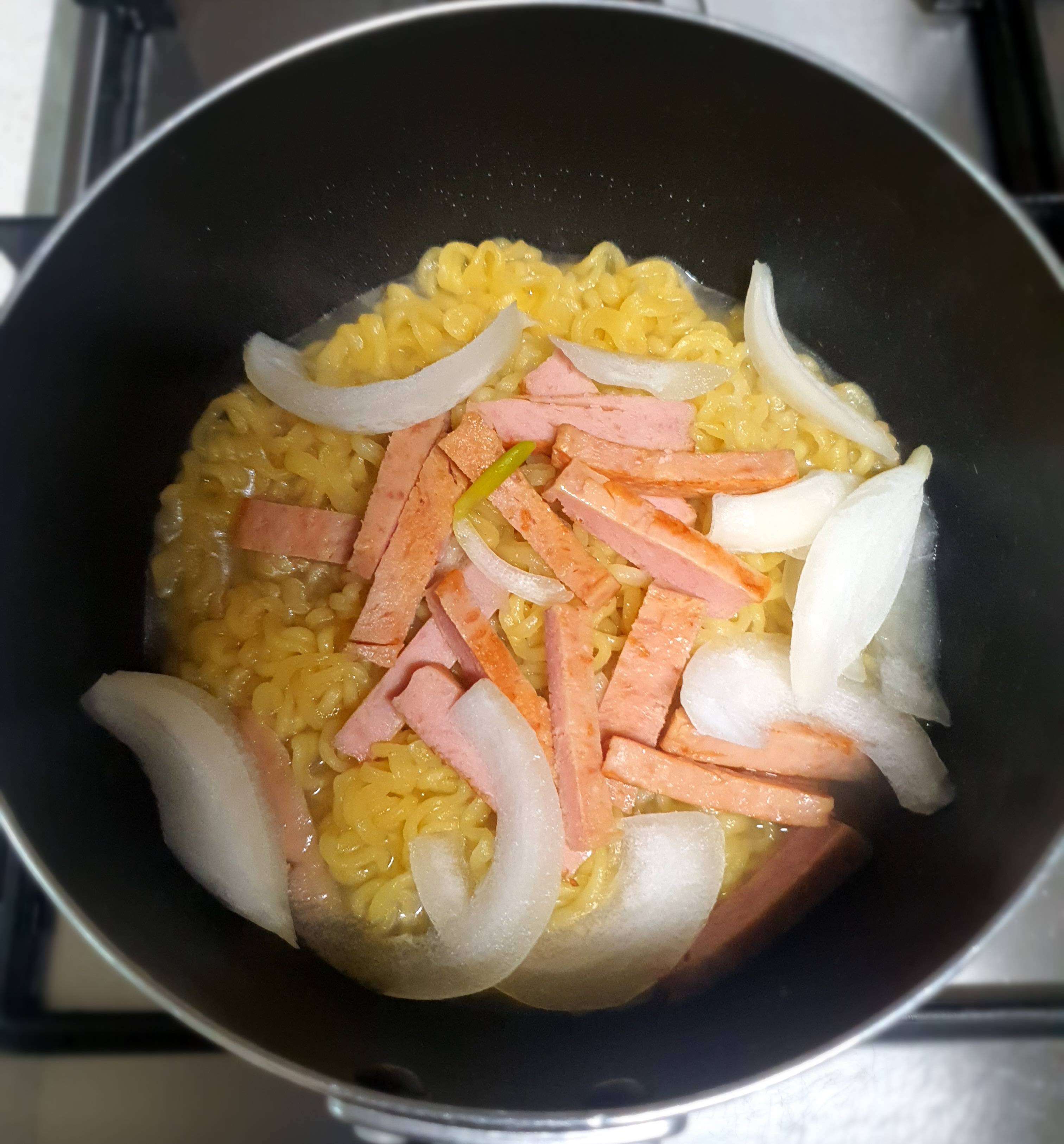 양파와-스팸을-넣었습니다.