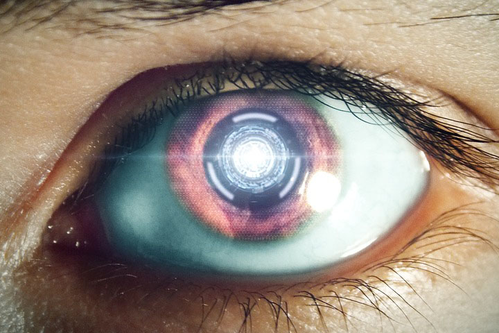 사람의 눈을 찍은 사진입니다. 홍채에 카메라로 추정되는 것이 있습니다.