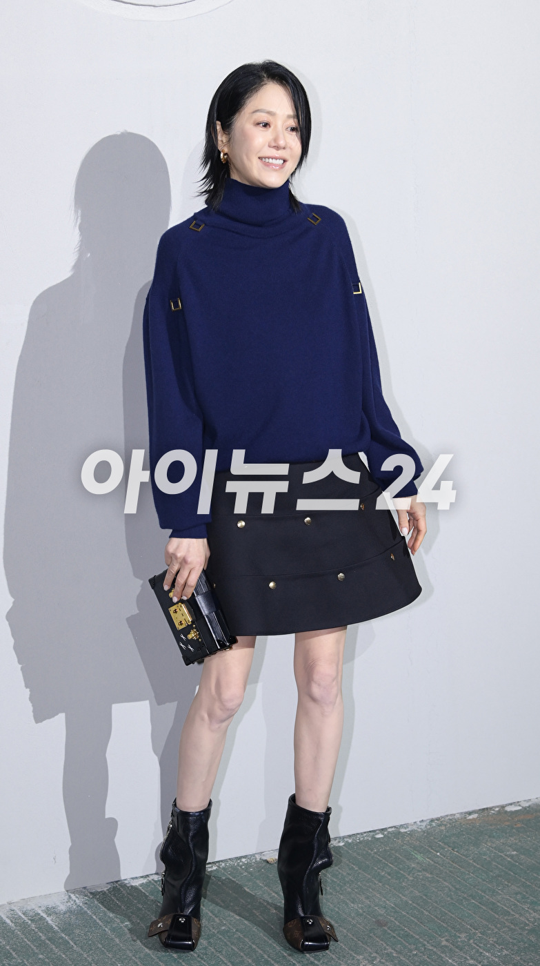 배우 고현정이 29일 오후 서울 한강 잠수교에서 진행된 '루이 비통 2023 프리폴 패션쇼'에 참석하고 있다. [사진=정소희 기자]