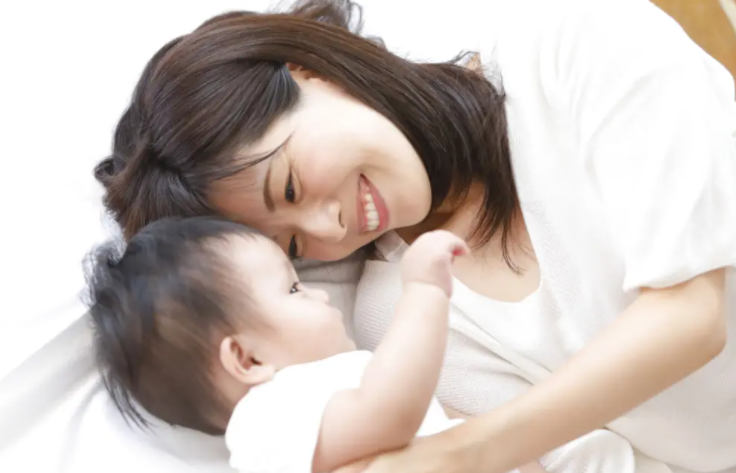 웃고 있는 엄마와 아이