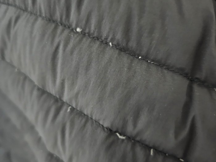 털이-빠지고있는-검은색-패딩