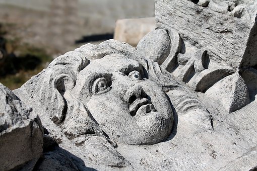 고대그리스극장에 조각된 인물가면