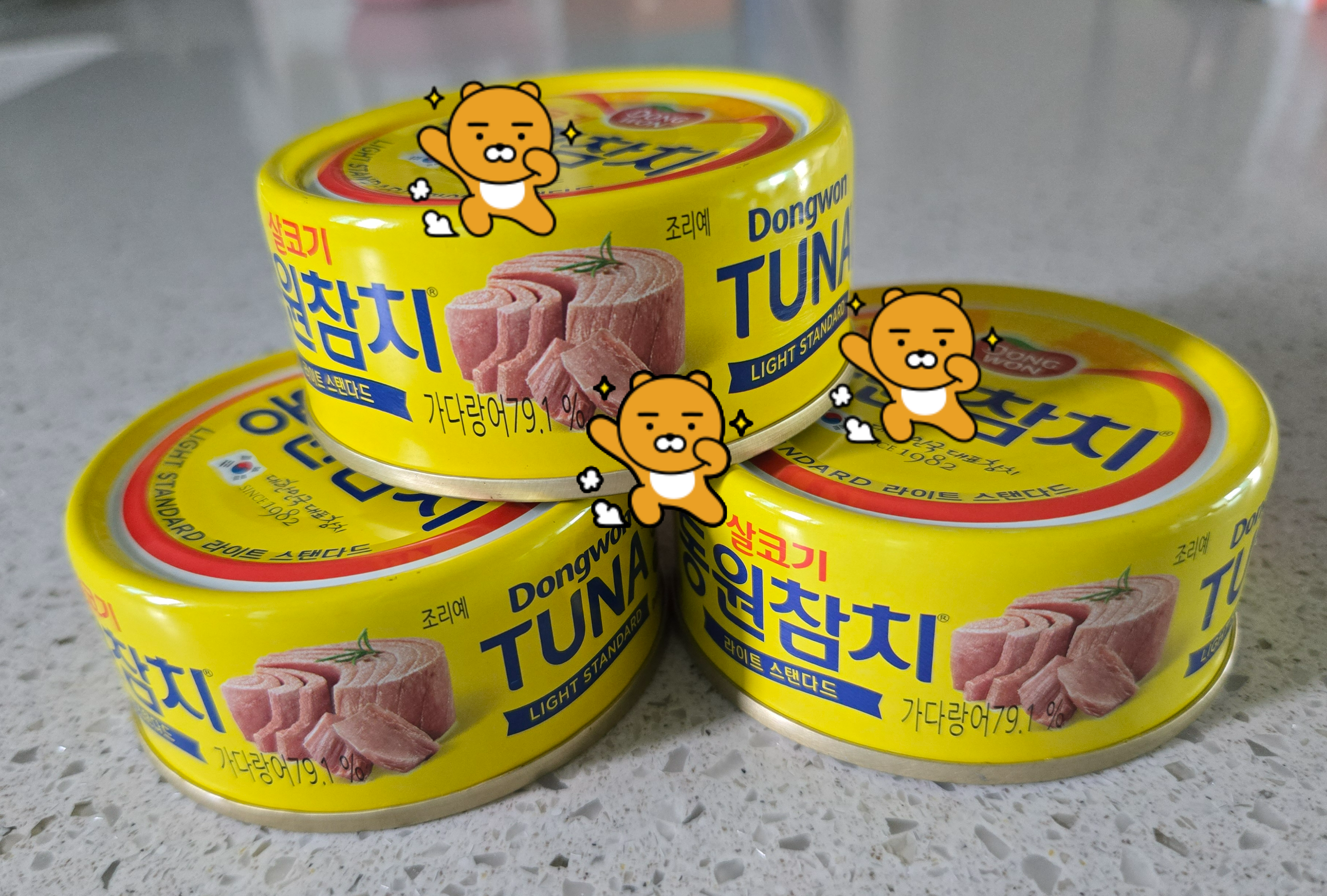 동원 참치캔 3개가 쌓여 있는 모습, 가다랑어를 원료로 한 기름 담긴 참치 통조림