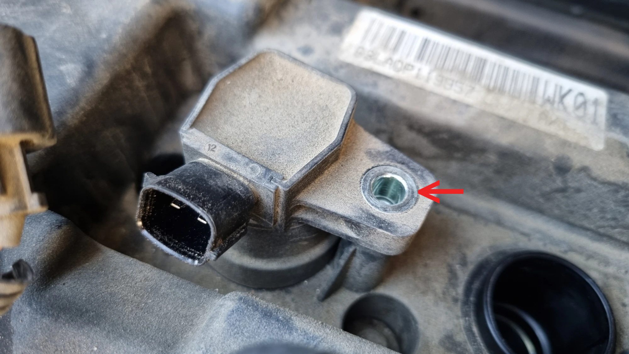 점화코일 고정 볼트 푼 모습