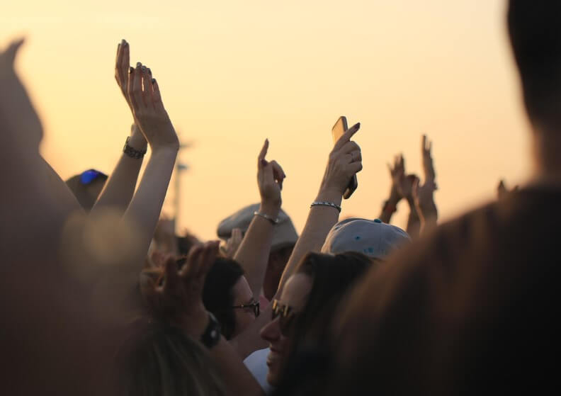 공연을 즐기며 열정적으로 응원하는 콘서트 관객들의 모습. 현장 분위기와 감정 몰입을 잘 보여주는 장면