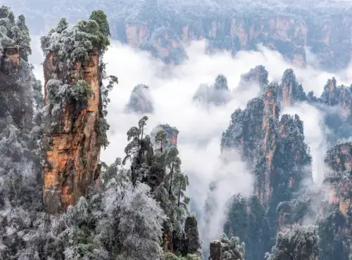 눈으로-덮인-봉우리와-얼음꽃이-어우러져-신비로운-겨울-천자산