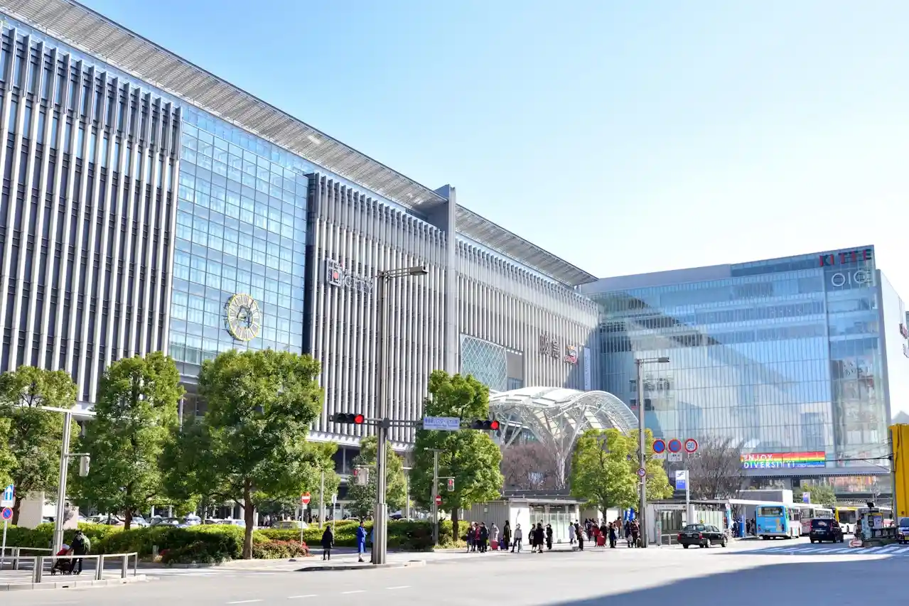 하카타역에서 후쿠오카 타워까지 가장 빠르고 저렴한 방법은 무엇인가요?