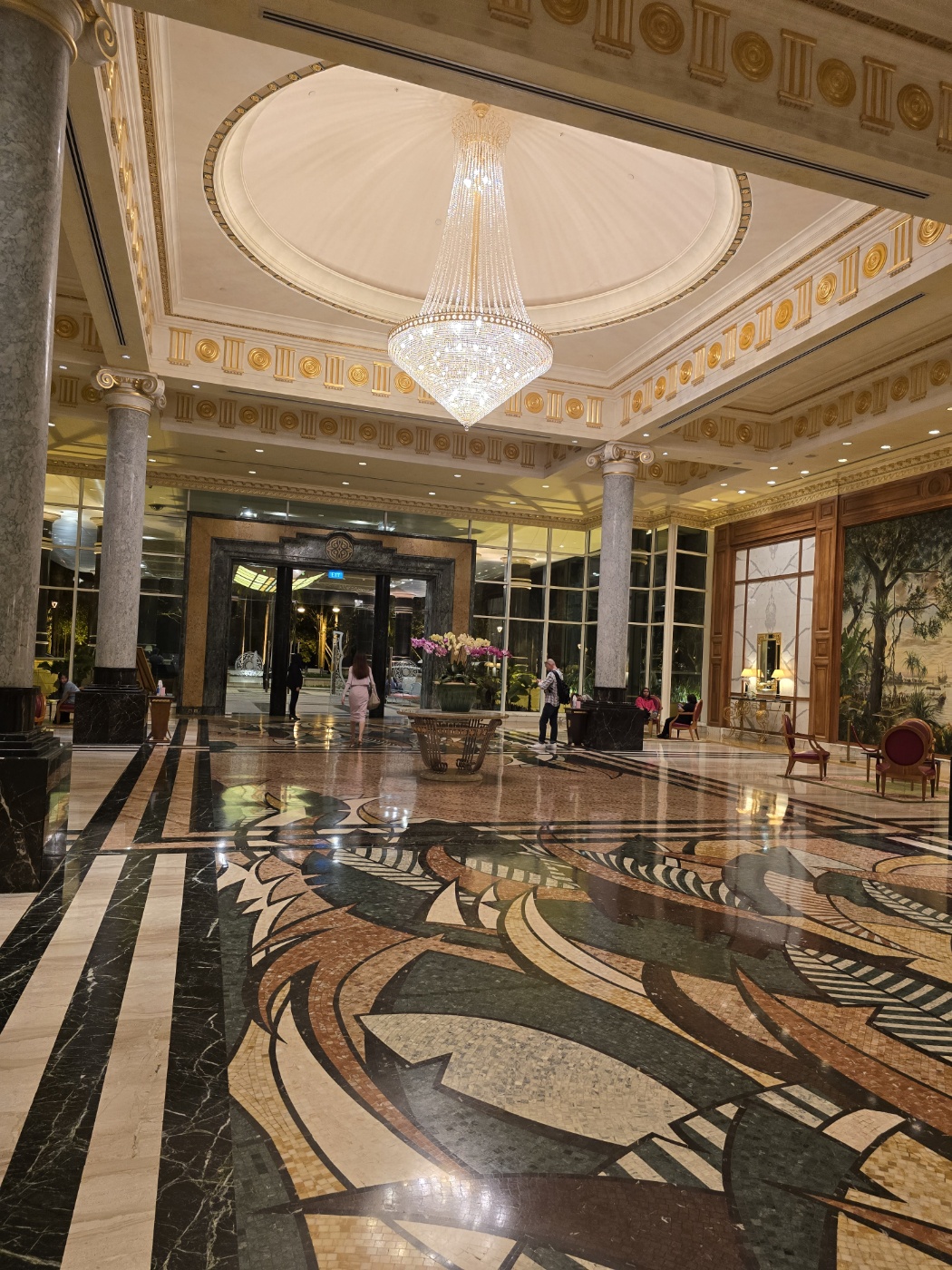 엠파이어 호텔 로비 출입구 이미지