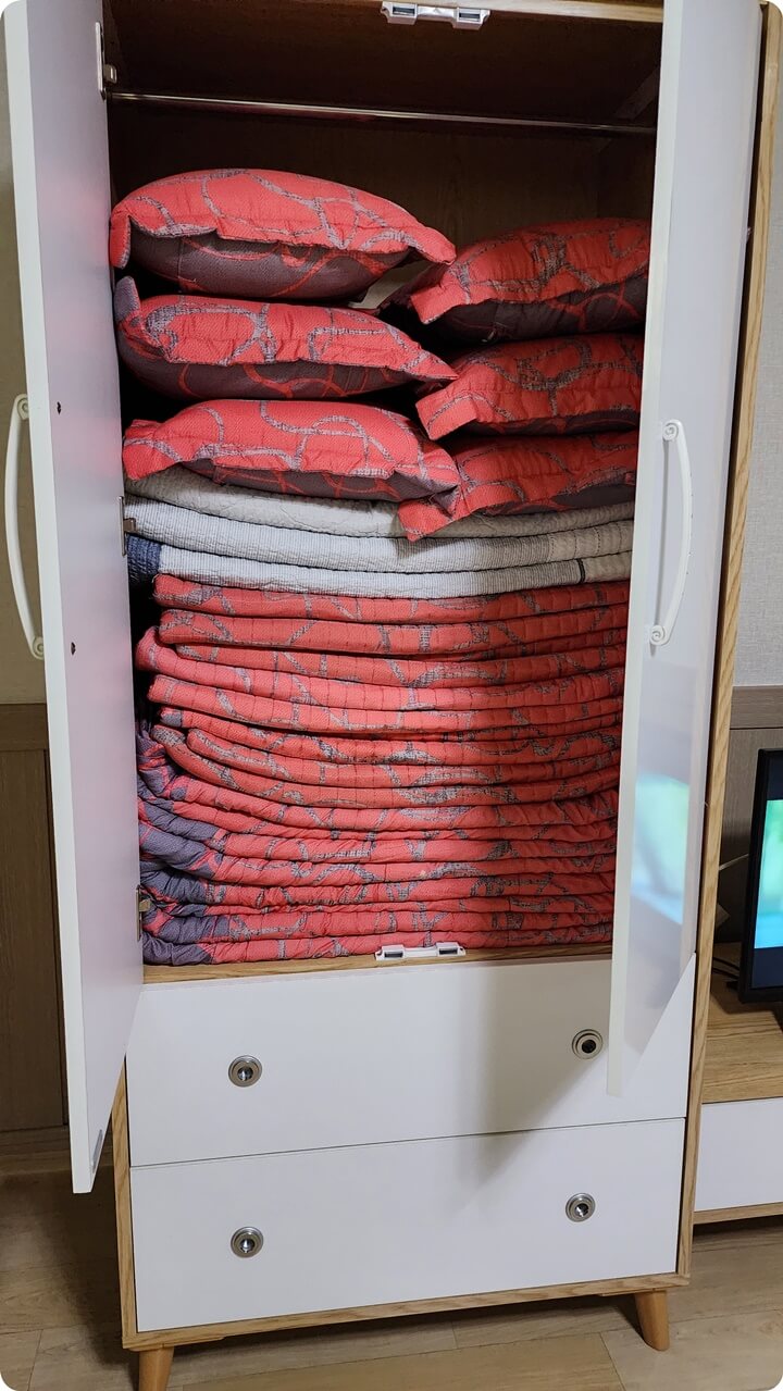 빨간 이불이 들어있는 옷장