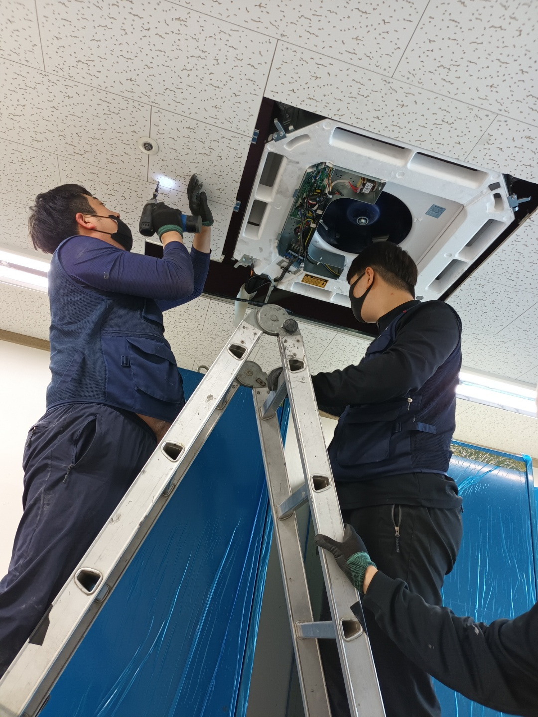 에어컨 수리하는 이미지