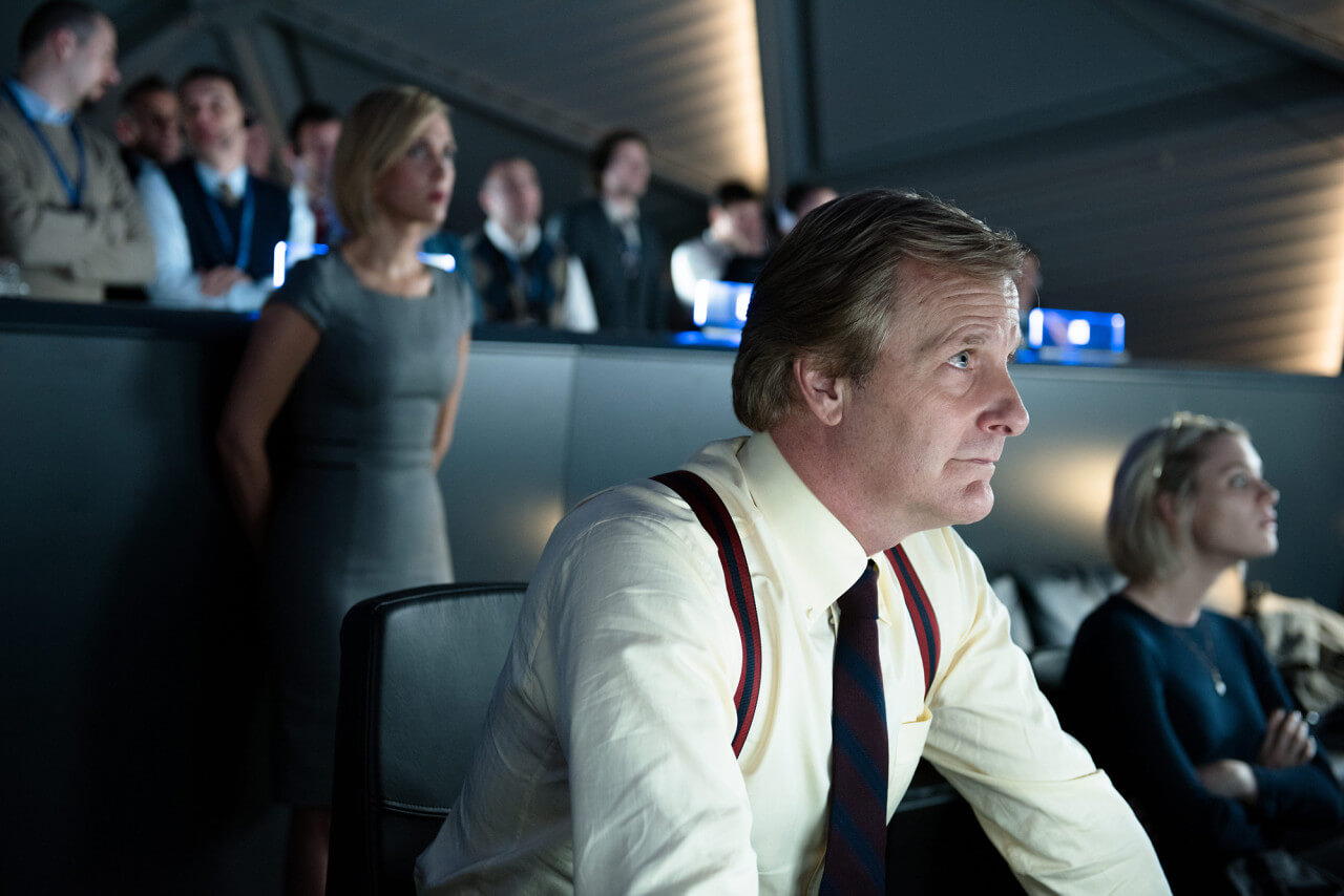 나사 직원들이 화면을 바라보는 모습