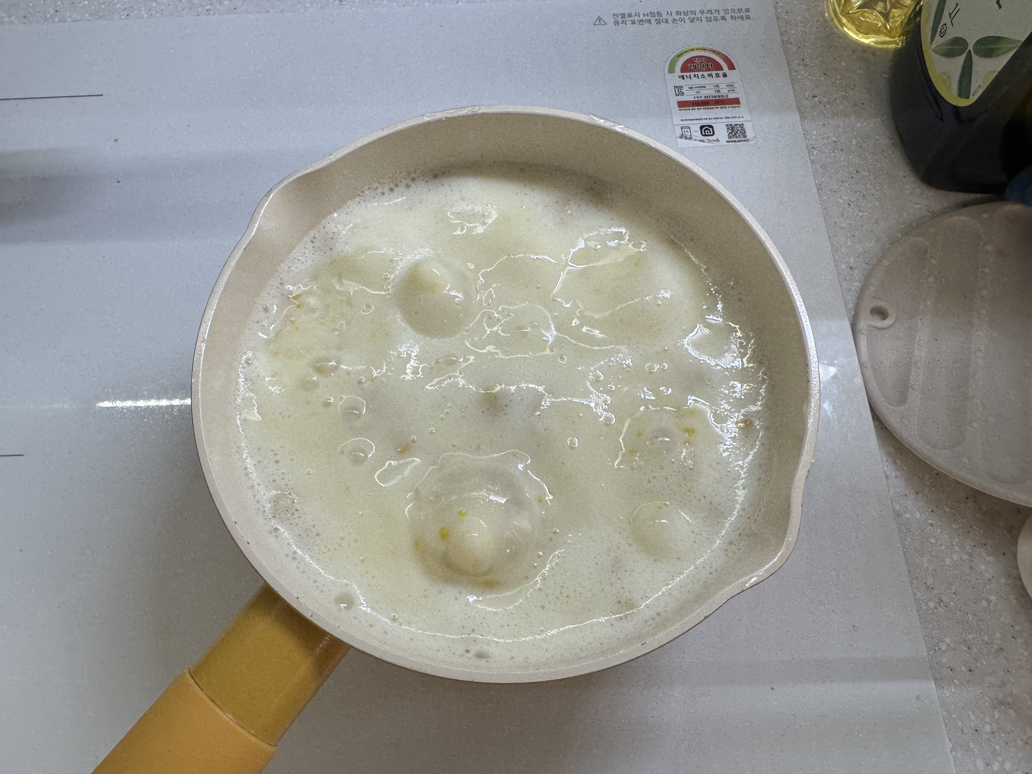 냄비에 불린 쌀, 닭고기, 단호박, 분유를 넣고 끓이는 사진