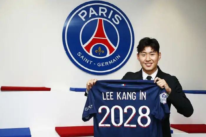 PSG 유니폼 들고 있는 이강인