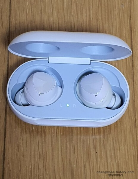 갤럭시-버즈-케이스-뚜껑-열린-상태