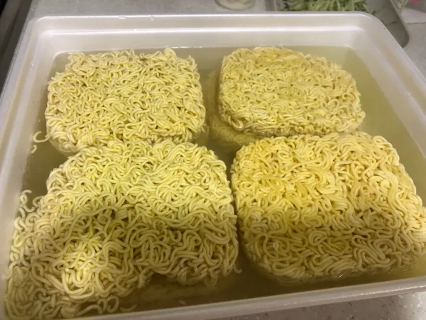 비김면에 끓는 물을 부은 모습