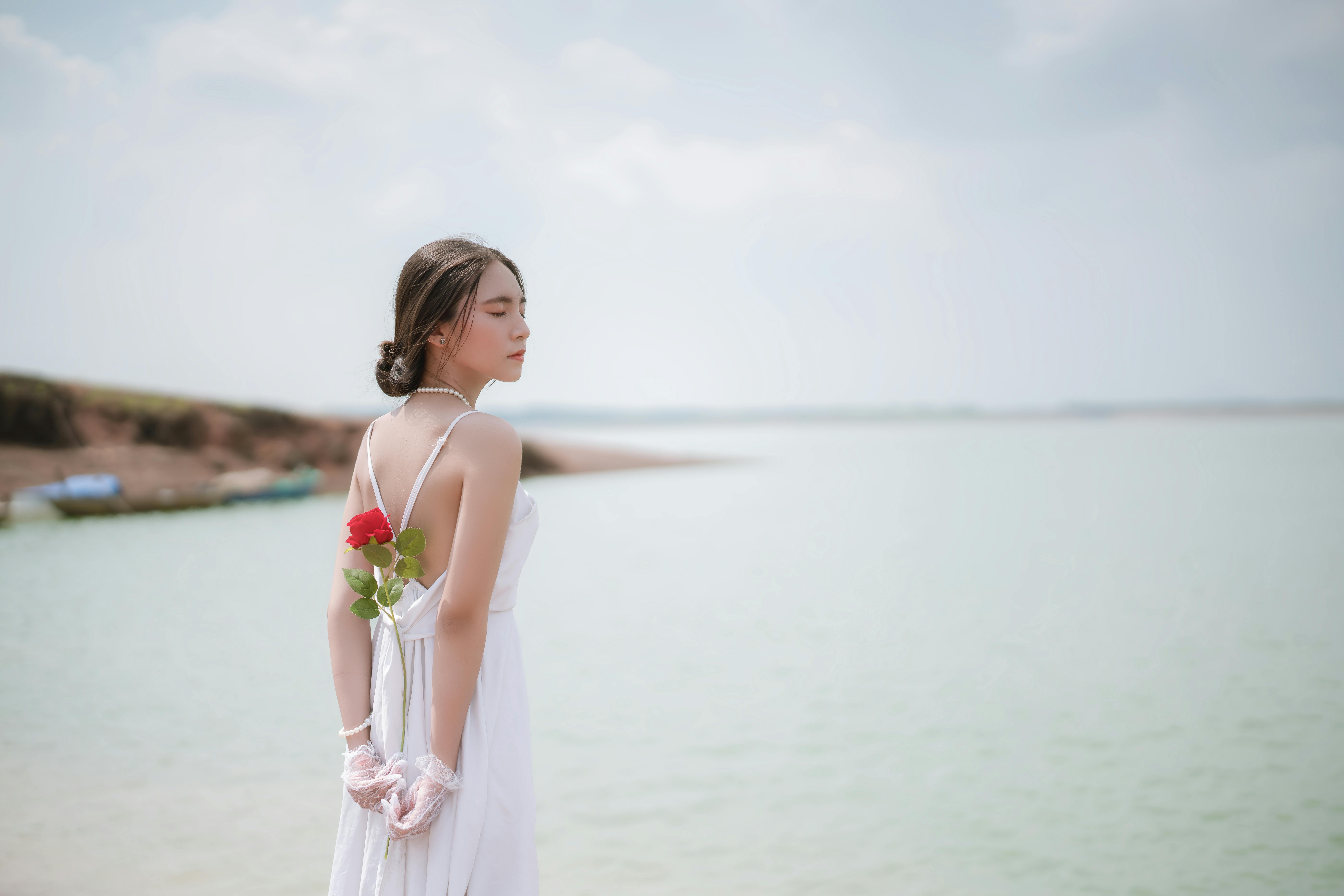 머리를 자꾸 만지작거리다 멈추는을 상징하는 이미지