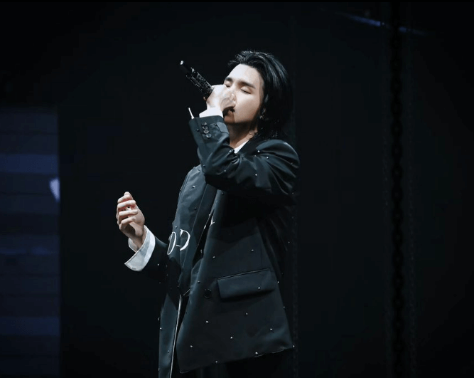 콘서트 중인 bts 슈가