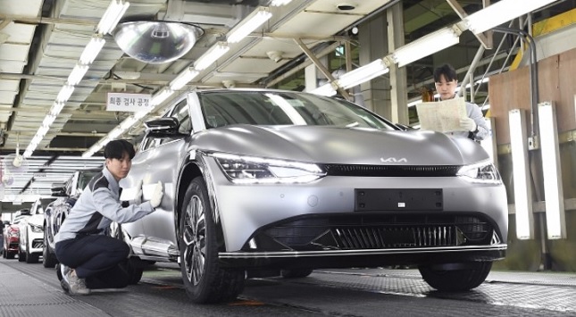 기아 EV6가 화성오토랜드에서 생산되고 있는 모습