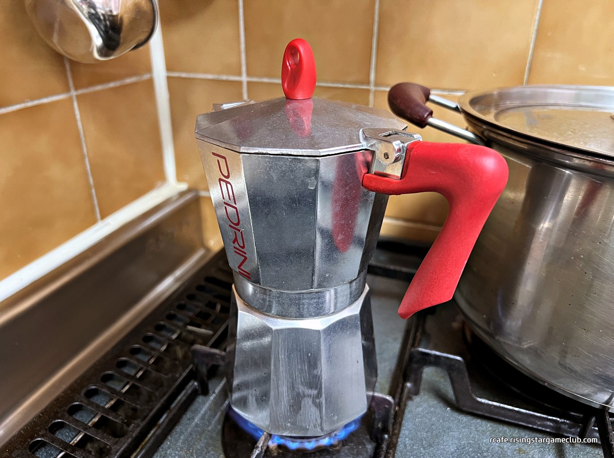 커피 리브레 유니콘(Coffee Libre Unicorn) 블렌드를 모카포트로 추출하는 사진