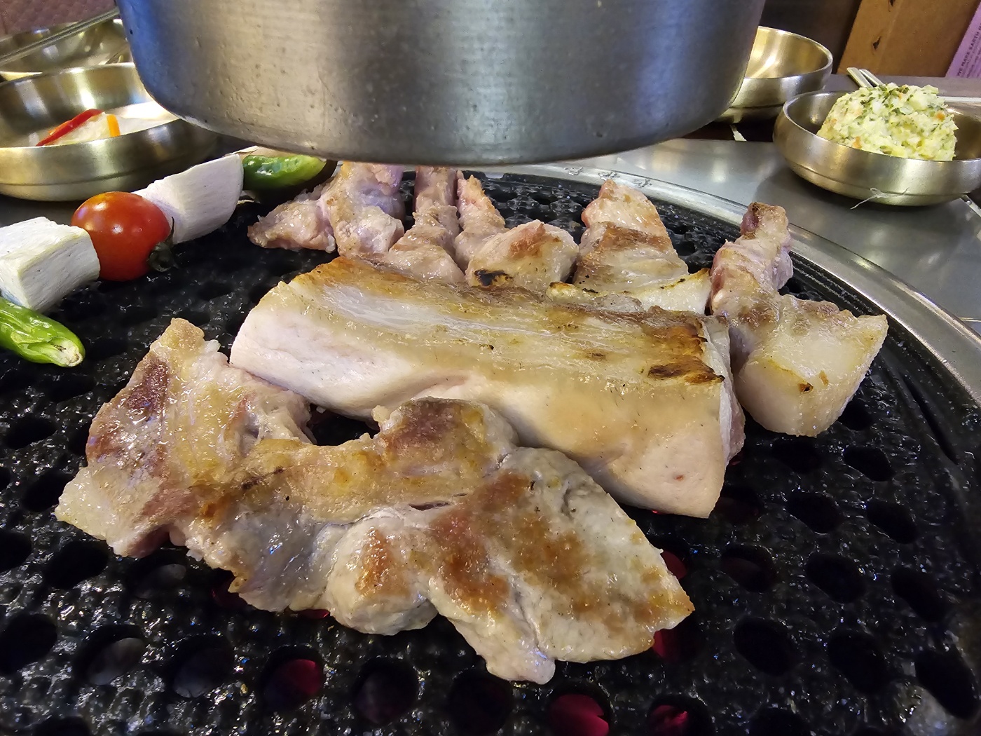 맛있게 구워지고있는 흑돼지고기에요