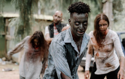 여자와 남자 좀비들