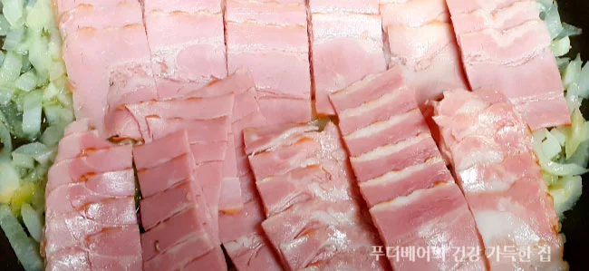 베이컨-애호박-버섯을-놓은-모습-볶아줌