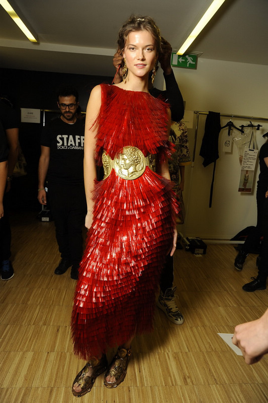 돌체앤가바나 (Dolce & Gabbana): 이탈리아의 열정, 드라마, 그리고 논란이 빚어낸 패션 제국