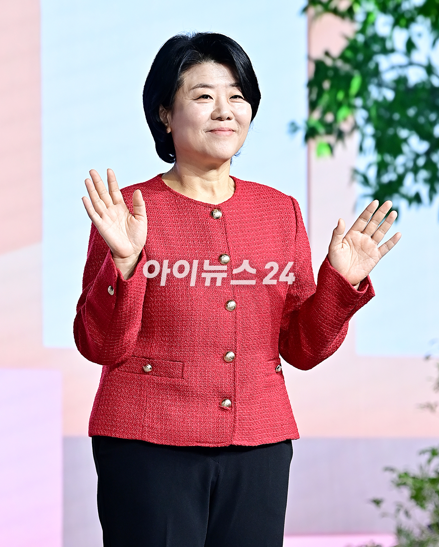 배우 이정은이 1일 오전 서울 종로구 JW 메리어트호텔 동대문 스퀘어에서 열린 넷플릭스 '정신병동에도 아침이 와요' 제작발표회에서 포토타임을 갖고 있다. [사진=곽영래 기자]