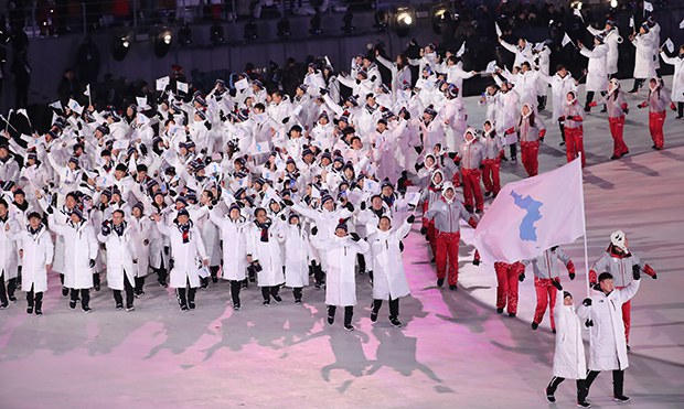 2018 평창 동계올림픽 개막식에서 한반도기를 들고 공동 입장하는 남북 선수단