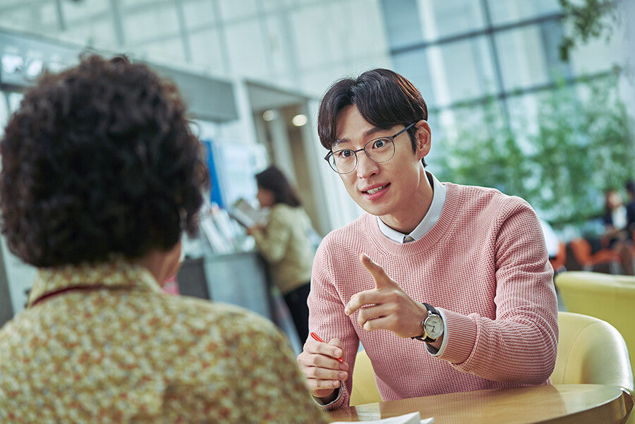 9급 공무원 민재와 옥분이 테이블에 앉아 이야기하는 모습