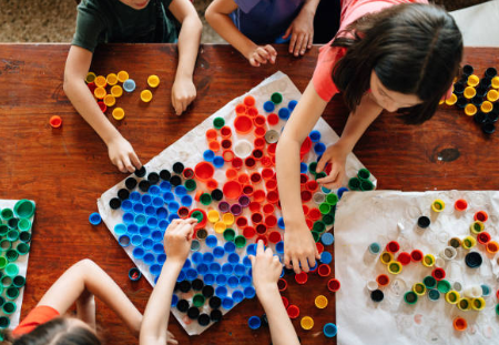 재활용품으로 문화 예술 활동 중인 어린이들 (이미지: istock. 무료 상업적 이용 가능)